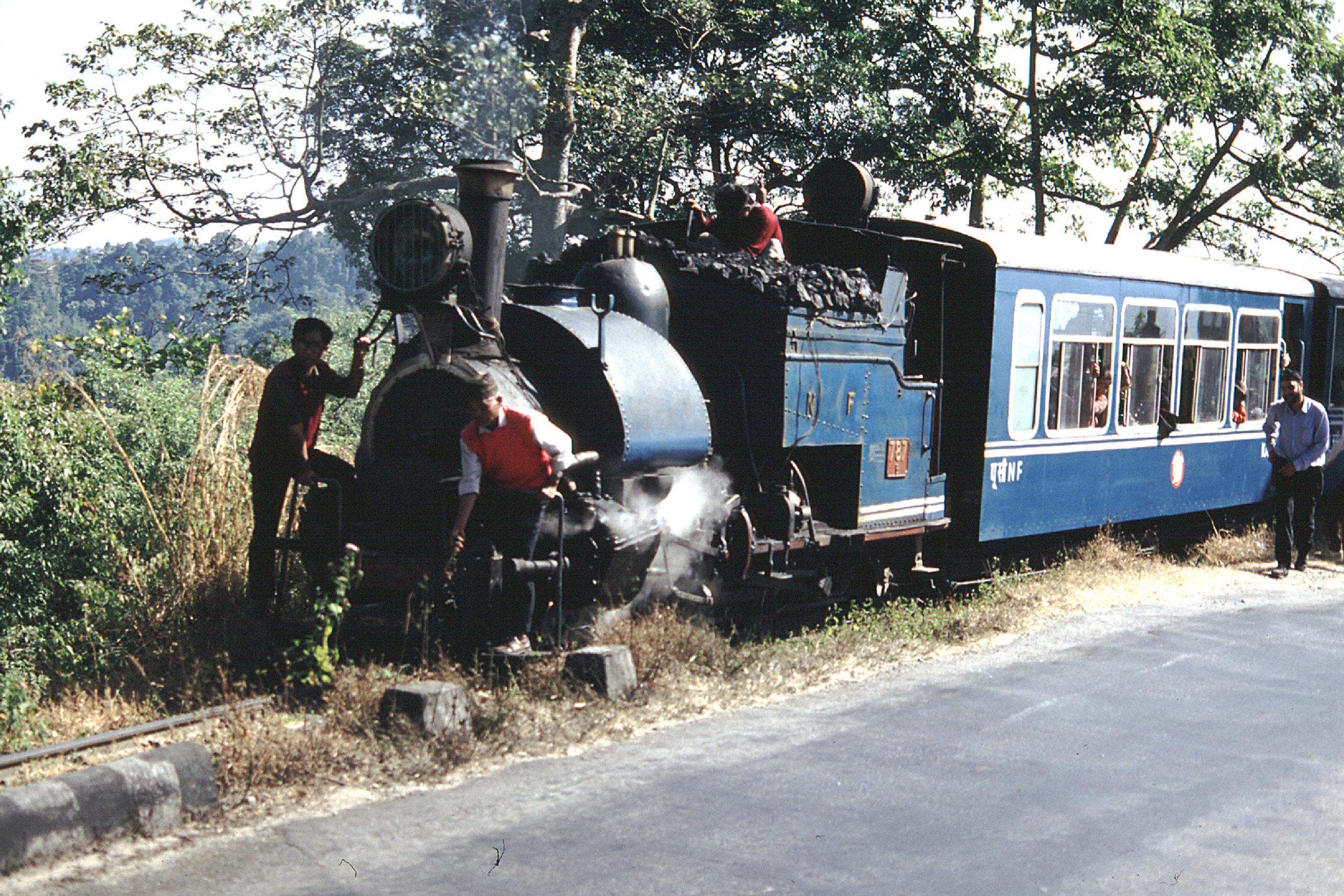 Darjeeling train with loco No. 787 28th November 1992

Photo by: Kevin Hughes. <a href="https://photo.rcts.org.uk/" target="_blank" rel="noopener">RCTS Collection</a>